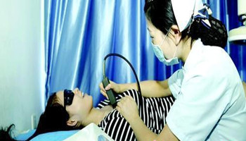  治疗白癜风到正规白癜风医院