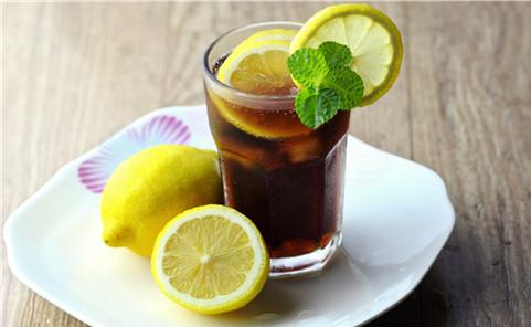 白癜风患者每天把可乐当水喝，竟然会这样……