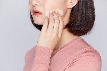 脸上出现白色的小块是什么原因