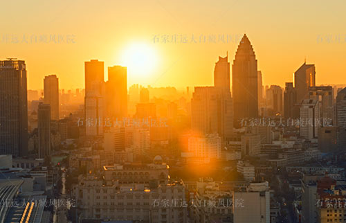 额头晒完太阳长了一片白斑是什么