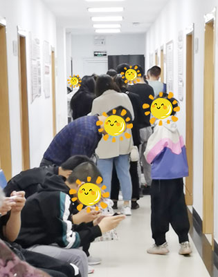 白斑处起皮还变成粉红色怎么回事