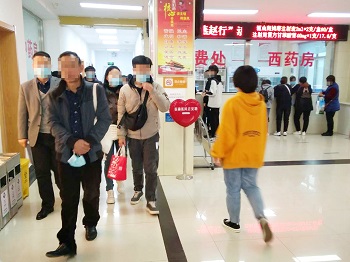 新生儿头上长小白点图片