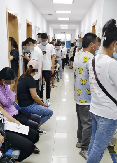 手上长小白点晒太阳后会很痒