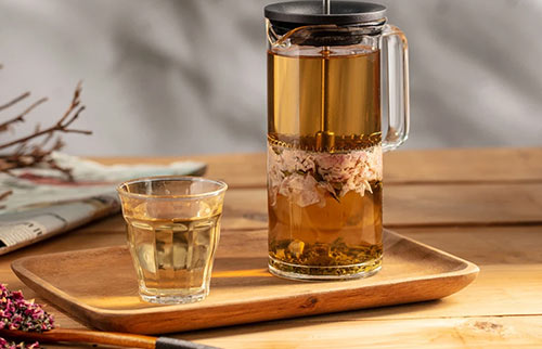 产后眼皮上面的皮肤白了一块是什么