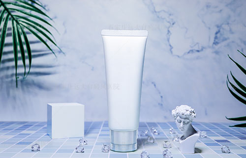 面部白癜风颜色浅面积变大了