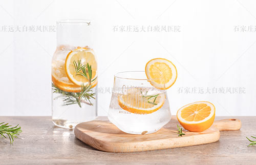 眼角白斑非常清晰还变大了怎么办