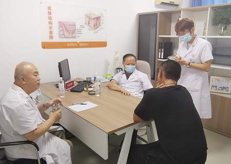 儿童晒过后脸上有白斑是什么