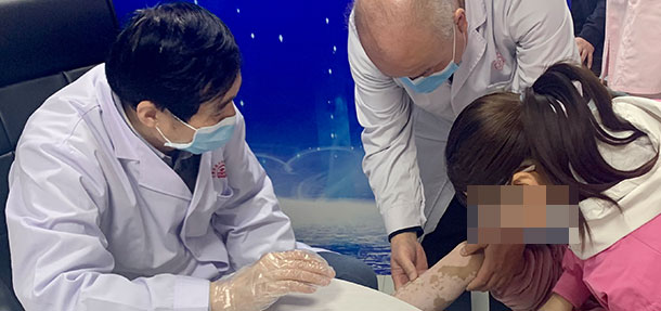 夏季紫外线强烈,白斑易扩散复发,苏有明教授表示:注意皮肤护理!